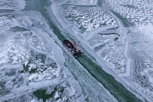 صورة التقطتها طائرة دون طيار، تظهر عبّارة على بحيرة بالاتون المتجمدة بالقرب من سانتود، المجر. - سبوتنيك عربي