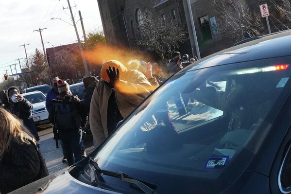 صورة تظهر أحد الأشخاص وهو يقوم برش أحد المتظاهرين برذاذ الفلفل في مدينة مينيابوليس. - سبوتنيك عربي