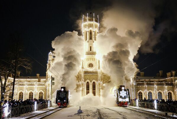 وصول قطار سانتا كلوز، الذي يضم قاطرتين من طراز"P36"، إلى محطة "نوفى بيترهوف" في سان بطرسبورغ. يضم هذا المكان المتنقل للاحتفال برأس السنة الجديدة عددًا من العربات الخاصة: منطقة استقبال، و"قرية خيالية" للألعاب والمغامرات، ومسرح للعرائس، ومتجر للهدايا التذكارية، ومطعم، وعربة ملكة الثلج. - سبوتنيك عربي