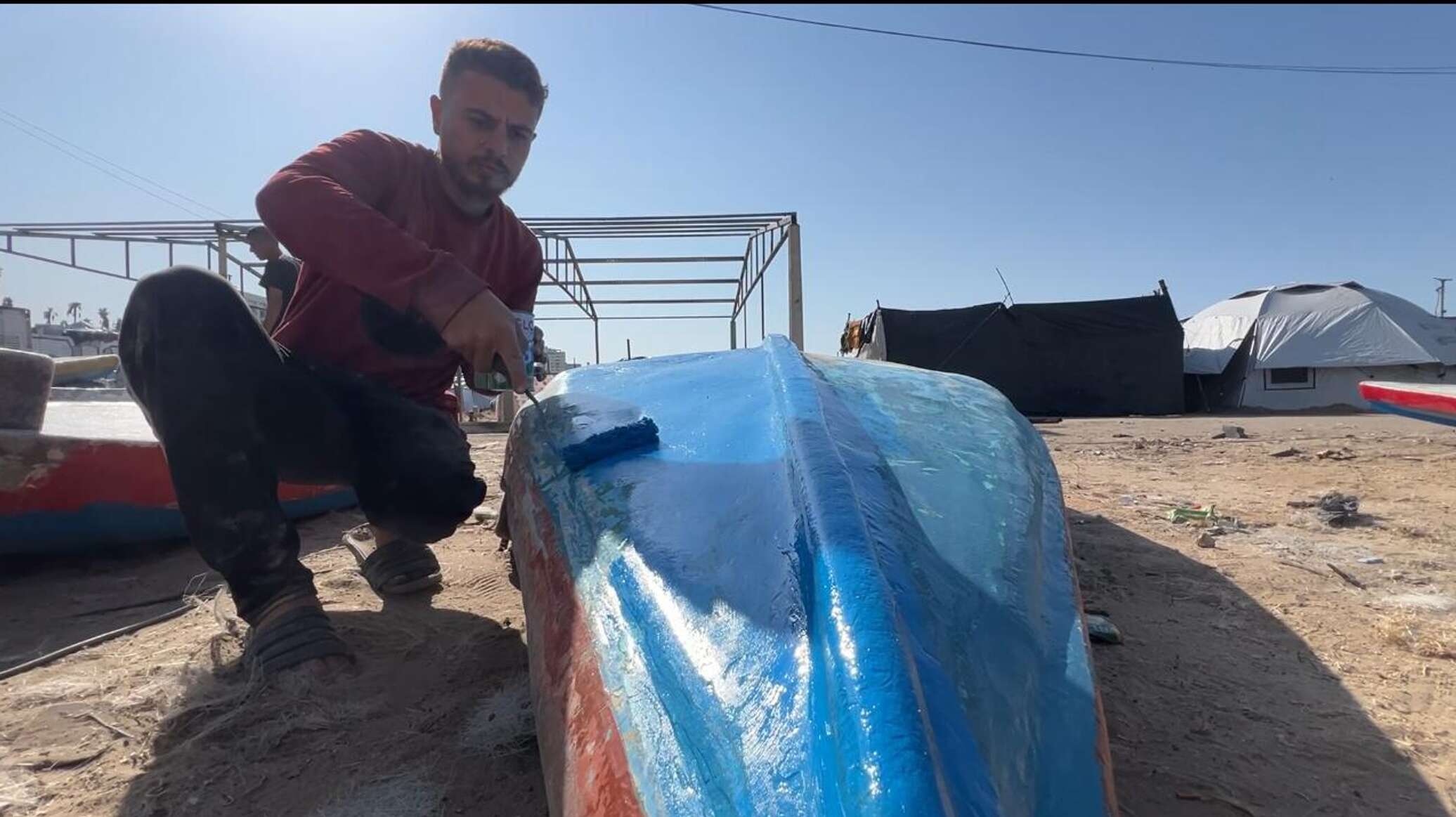 ترميم المراكب المدمرة في غزة يعيد الصيد ويجلب الخطر