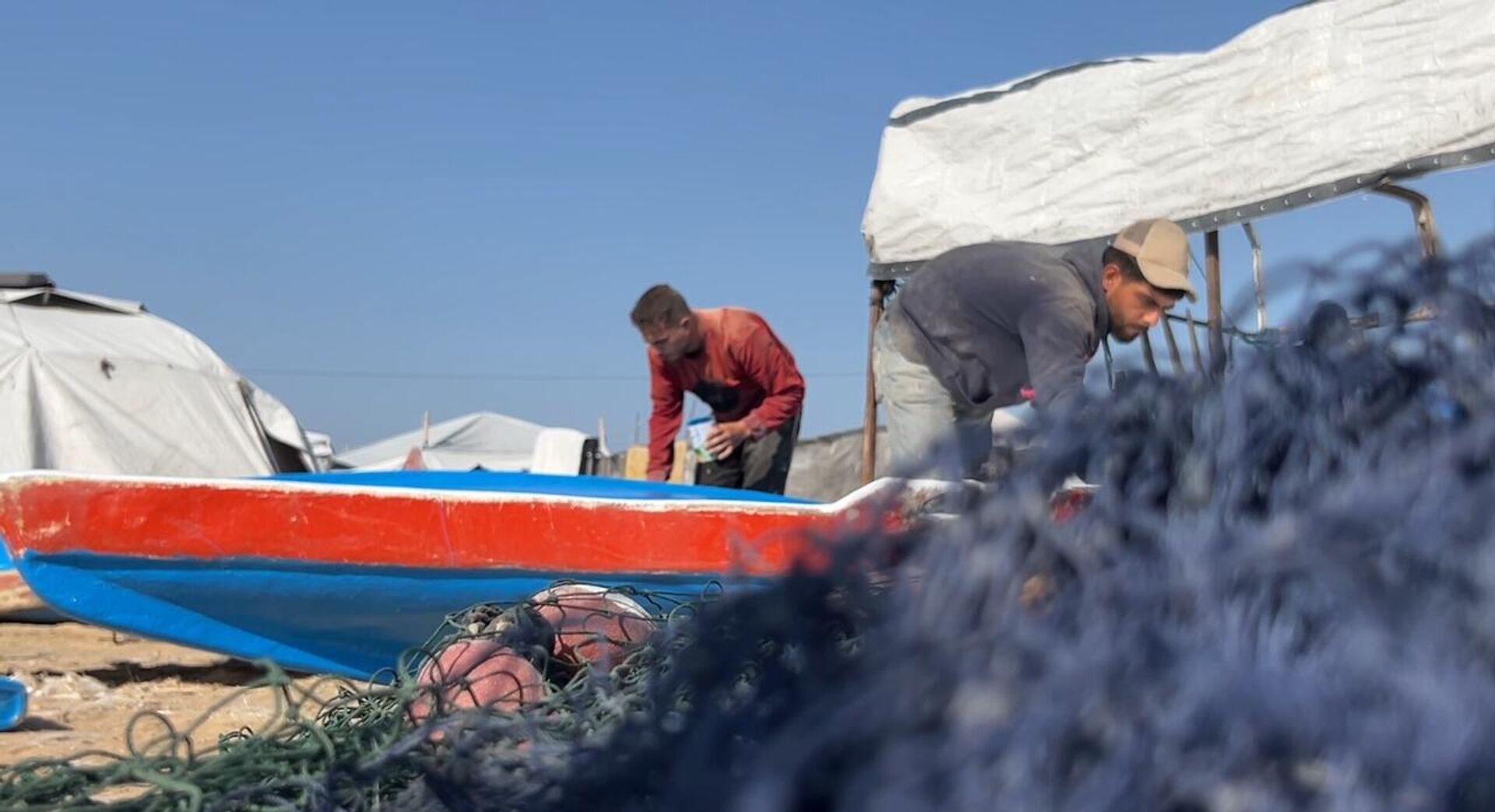 ترميم المراكب المدمرة في غزة يعيد الصيد ويجلب الخطر
 - سبوتنيك عربي, 1920, 16.01.2026