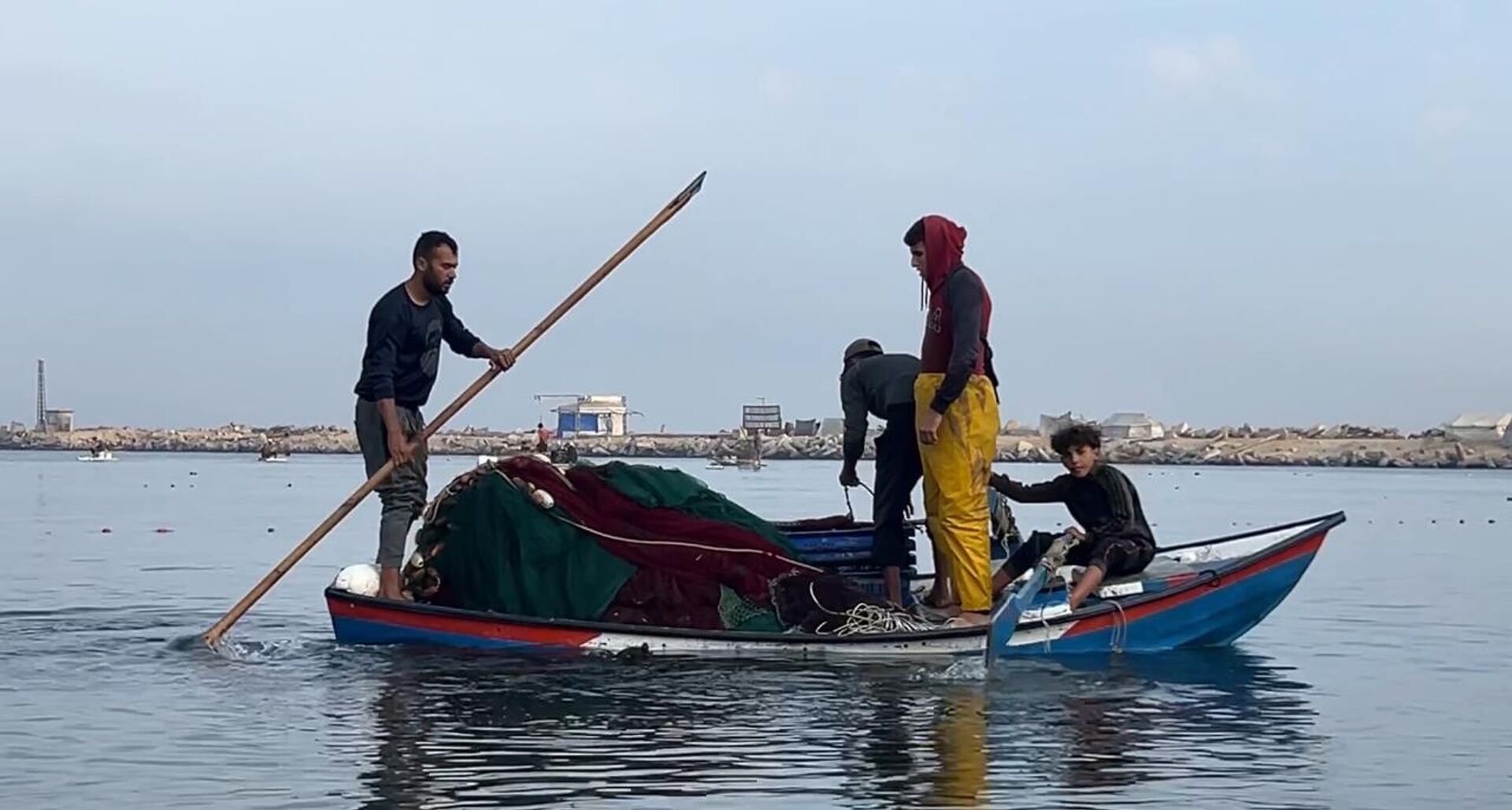 ترميم المراكب المدمرة في غزة يعيد الصيد ويجلب الخطر
 - سبوتنيك عربي, 1920, 16.01.2026