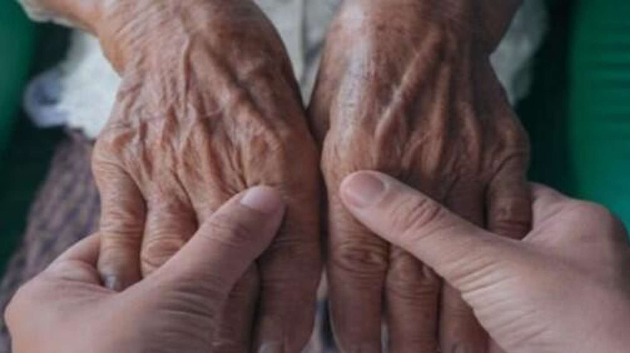 قبل تشييعها بلحظات...معمرة هندية تعود للحياة وتحتفل بعيد ميلادها الـ 103