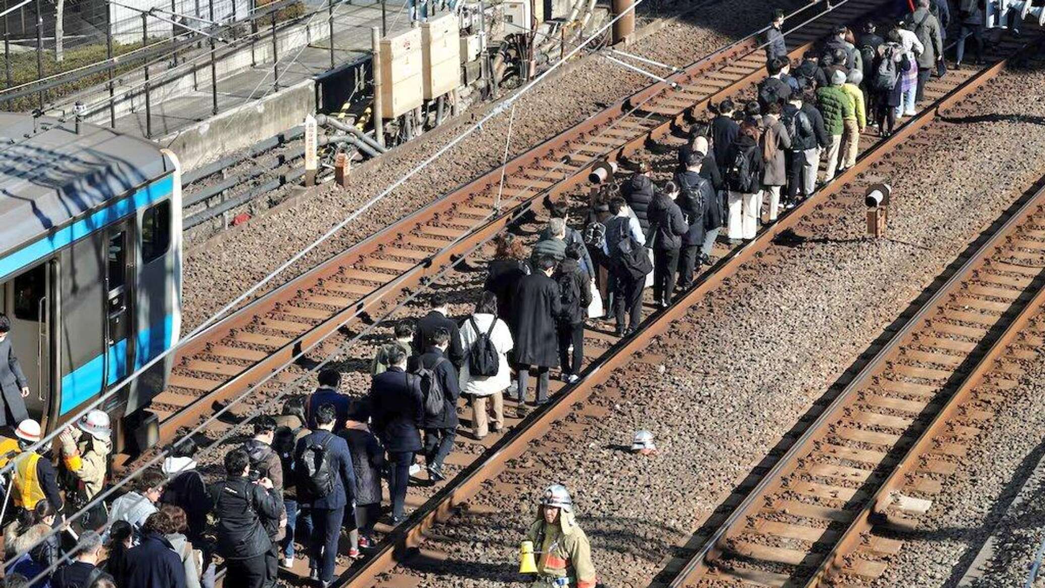 انقطاع التيار الكهربائي يربك حركة النقل ويوقف قطارات طوكيو..فيديو