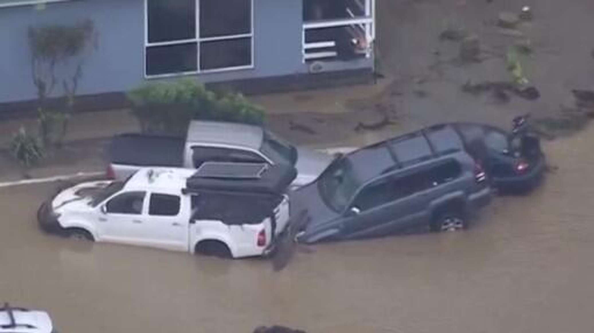 فيضانات تجتاح ولاية فيكتوريا الأسترالية وتجرف السيارات الى البحر...فيديو