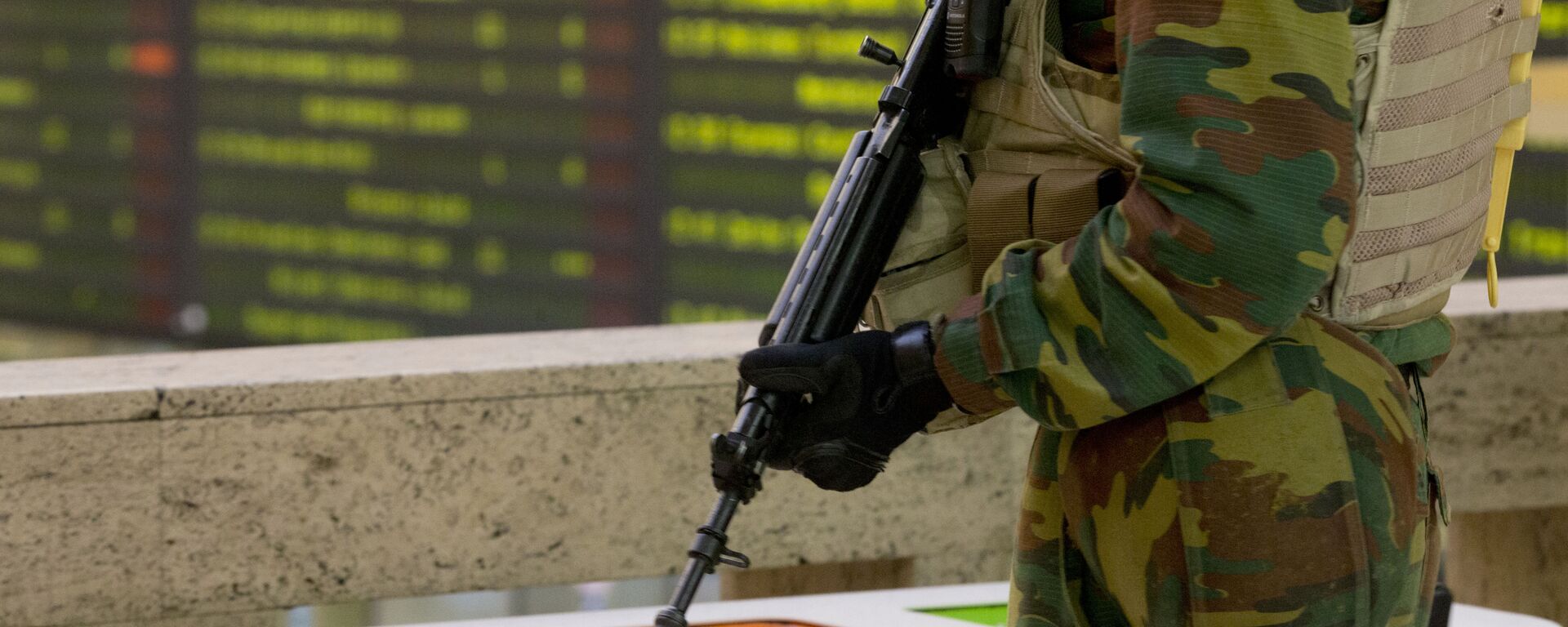 A Belgian Army soldier patrols in the central train station in Brussels on Monday, Nov. 23, 2015.  - سبوتنيك عربي, 1920, 17.01.2026