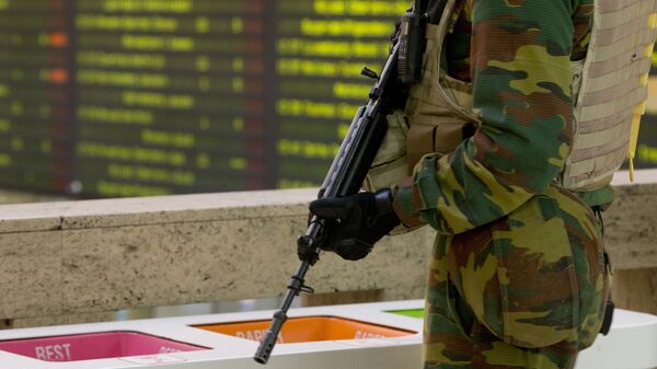 A Belgian Army soldier patrols in the central train station in Brussels on Monday, Nov. 23, 2015.  - سبوتنيك عربي