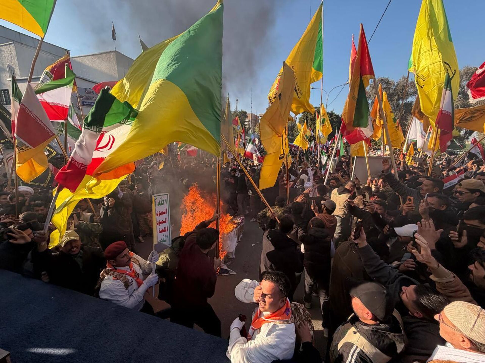 عراقيون يخرجون بمسيرة تضامن مع إيران ضد تهديدات واشنطن  - سبوتنيك عربي, 1920, 17.01.2026