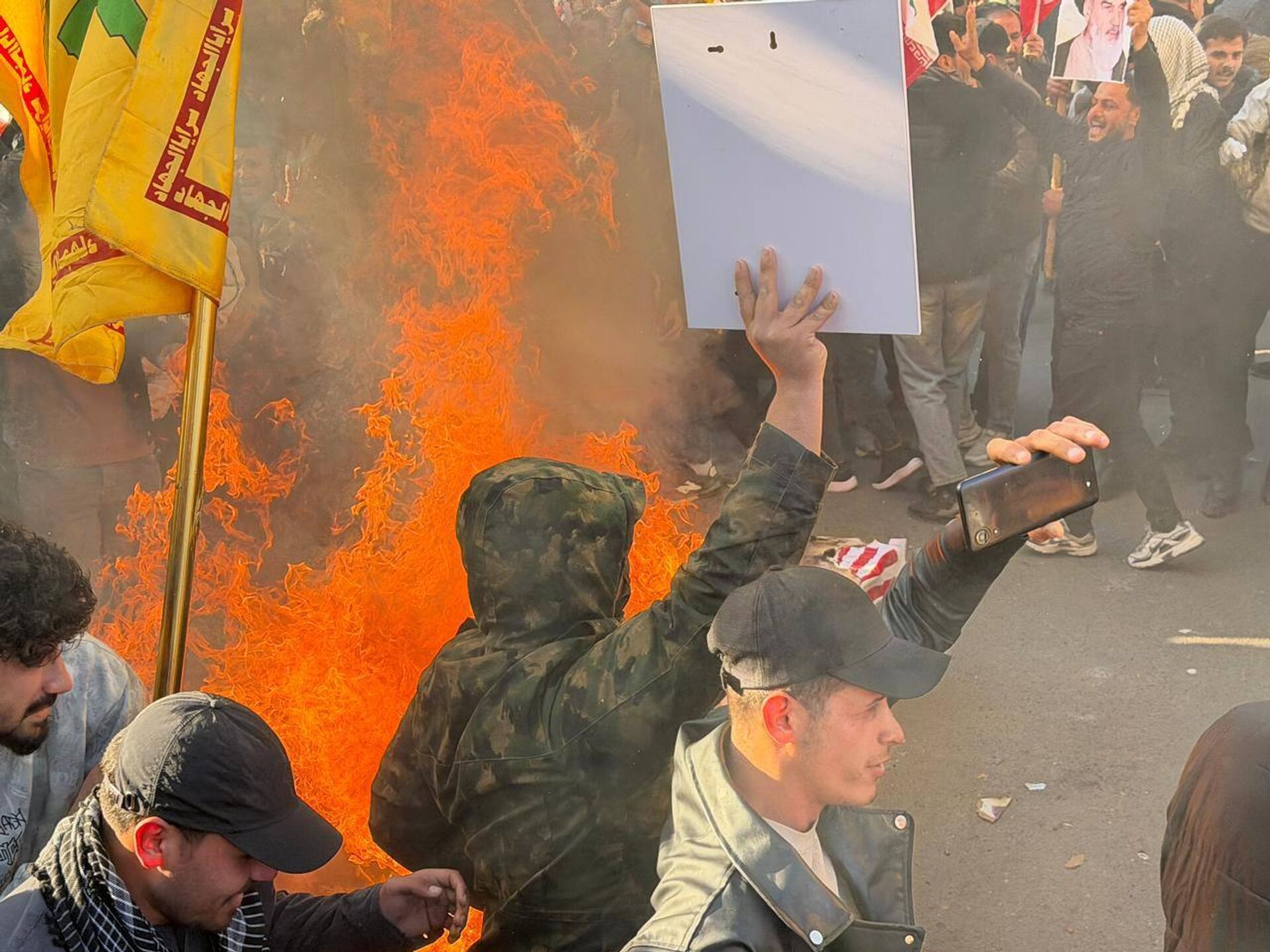 عراقيون يخرجون بمسيرة تضامن مع إيران ضد تهديدات واشنطن  - سبوتنيك عربي, 1920, 17.01.2026