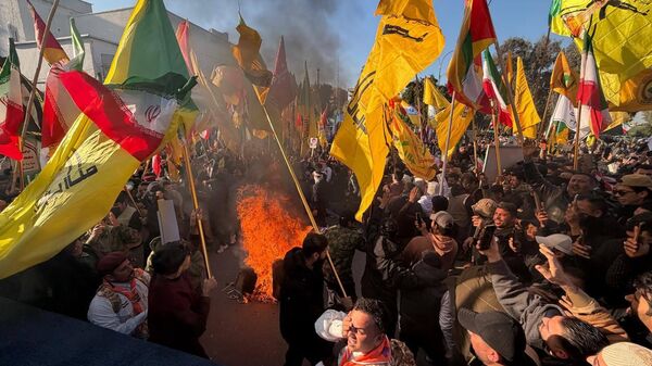 عراقيون يخرجون بمسيرة تضامن مع إيران ضد تهديدات واشنطن  - سبوتنيك عربي