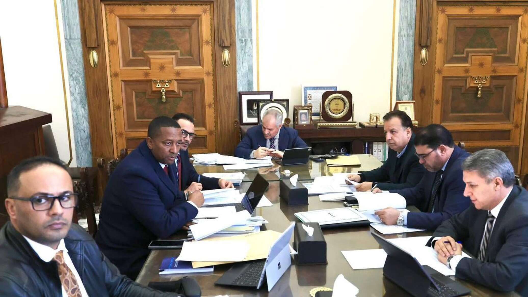 خبراء ليبيون: أزمة السيولة وسعر الصرف في ليبيا تتطلب قرارات جريئة وتوحيدا مؤسسيا