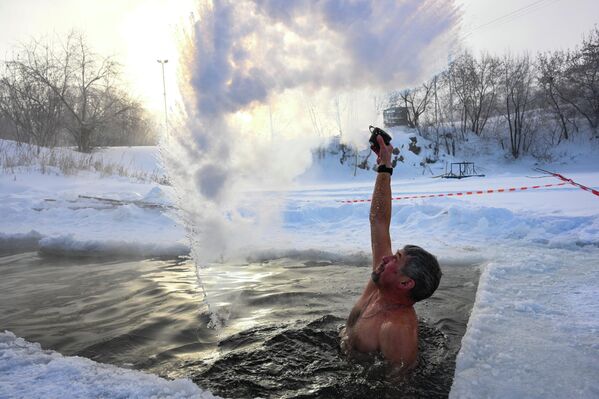 أحد أعضاء نادي "سبيكتر" للسباحة الشتوية وتدريب اللياقة البدنية يسبح في بحيرة بلودتسي (الصحن) في نوفوسيبيرسك، حيث انخفضت درجات الحرارة في المدينة إلى -35 درجة مئوية في 17 يناير. - سبوتنيك عربي