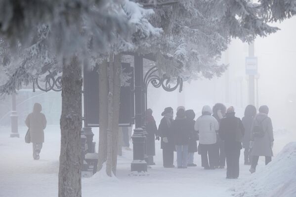 السكان في الخارج يتجولون في طقس شديد البرودة في تومسك. تقترب درجات الحرارة في المدينة من -40 درجة مئوية، بينما سجل خبراء الأرصاد الجوية في الجزء الشرقي من المنطقة -46 درجة مئوية. - سبوتنيك عربي