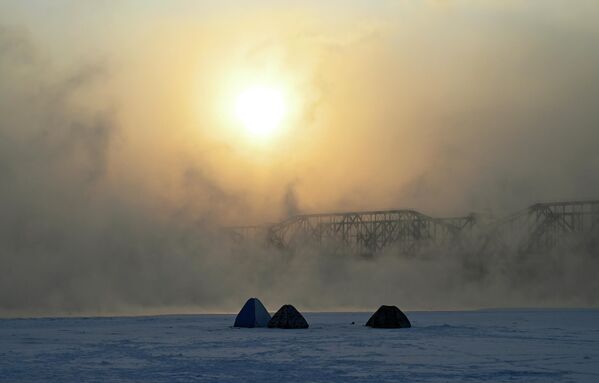 خيام الصيادين على الجليد قرب جسر سكة حديد في كراسنويارسك. صباح الجمعة، حيث انخفضت درجات الحرارة في كراسنويارسك إلى -37 درجة مئوية، بينما وصلت في المناطق الوسطى والجنوبية إلى -50 درجة مئوية، وفي المناطق القارية الشمالية إلى -55 درجة مئوية. - سبوتنيك عربي