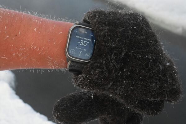 أحد أعضاء نادي "سبيكتر" للسباحة الشتوية وتدريب اللياقة البدنية يسبح في بحيرة بلودتسي (الصحن) في نوفوسيبيرسك. انخفضت درجات الحرارة في المدينة إلى -35 درجة مئوية في 17 يناير. - سبوتنيك عربي