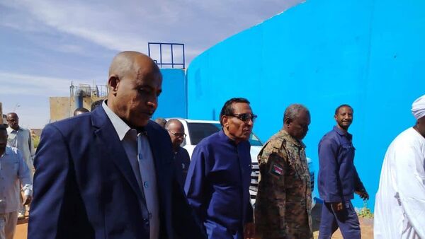 رئيس الوزراء السوداني الدكتور كامل إدريس خلال جولة تفقدية في الخرطوم - سبوتنيك عربي