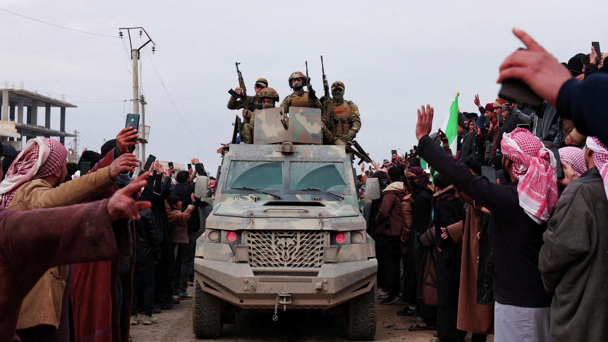 الجيش السوري يعلن السيطرة على مدينة الطبقة وسد الفرات