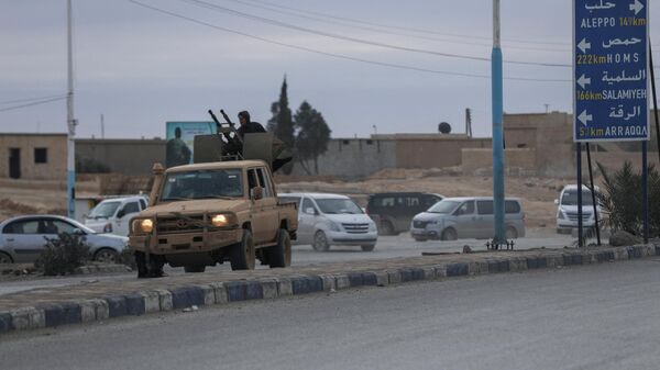 مقاتلو قوات سوريا الديمقراطية (قسد) ينتشرون في الطبقة - سبوتنيك عربي