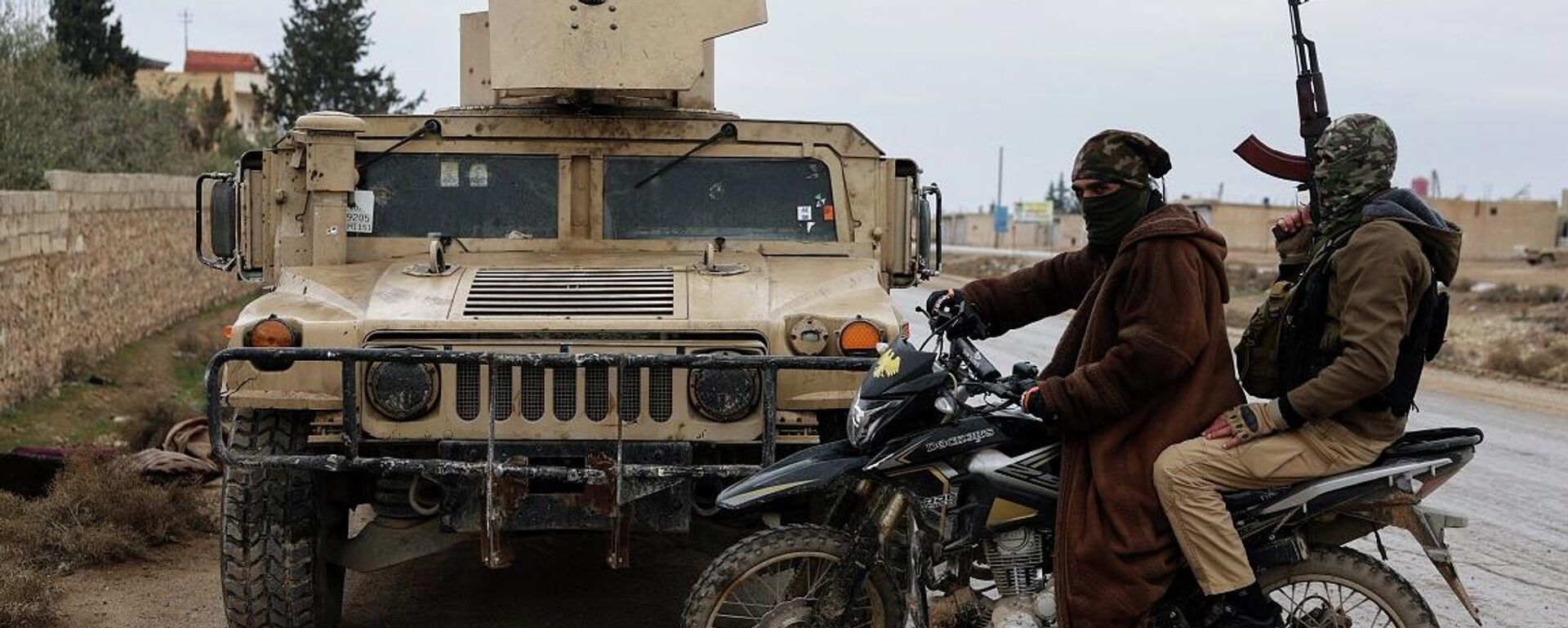 جنود من الجيش السوري يركبون دراجة نارية ويمرون بجانب مركبة تابعة لقوات سوريا الديمقراطية، والتي تُركت في شارع بالقرب من بلدة دير حافر، 17 يناير/ كانون الثاني 2026 - سبوتنيك عربي, 1920, 18.01.2026