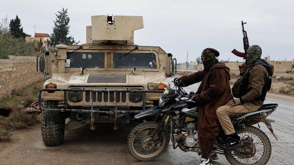 جنود من الجيش السوري يركبون دراجة نارية ويمرون بجانب مركبة تابعة لقوات سوريا الديمقراطية، والتي تُركت في شارع بالقرب من بلدة دير حافر، 17 يناير/ كانون الثاني 2026 - سبوتنيك عربي
