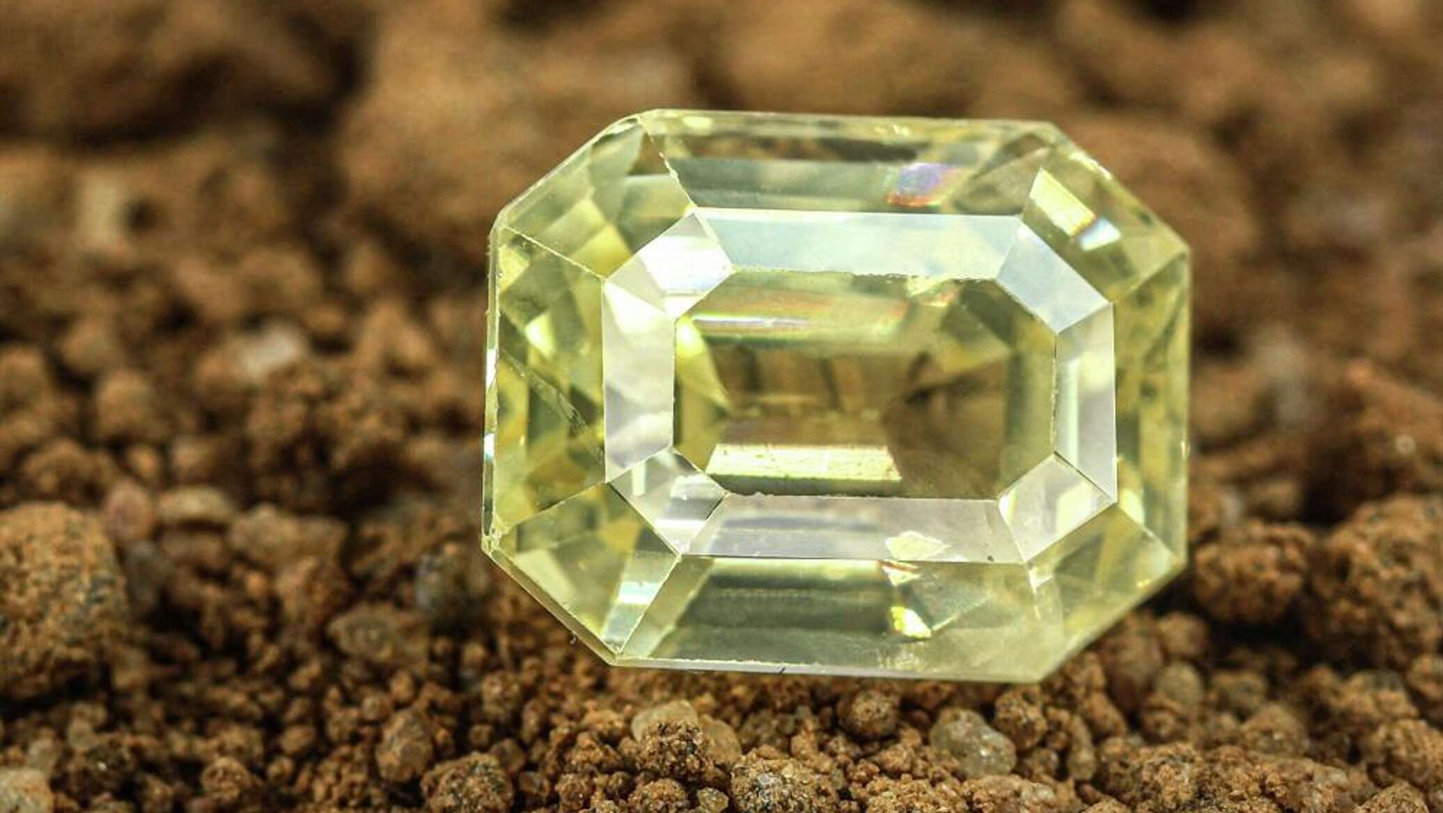 الكشف عن ياقوتة نجمية أرجوانية نادرة تعتبر الأكبر من نوعها