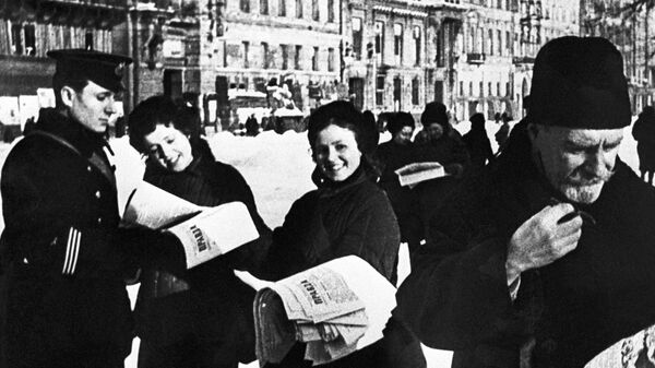 Ленинградцы читают номер газеты Правда с сообщением о прорыве блокады Ленинграда - سبوتنيك عربي