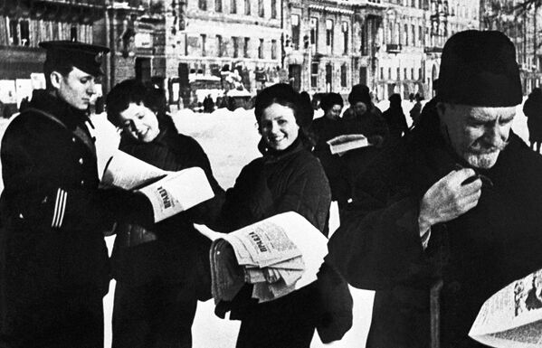 يقرأ سكان لينينغراد عددا من صحيفة "برافدا" يتضمن تقريرا عن فك الحصار عن لينينغراد. - سبوتنيك عربي