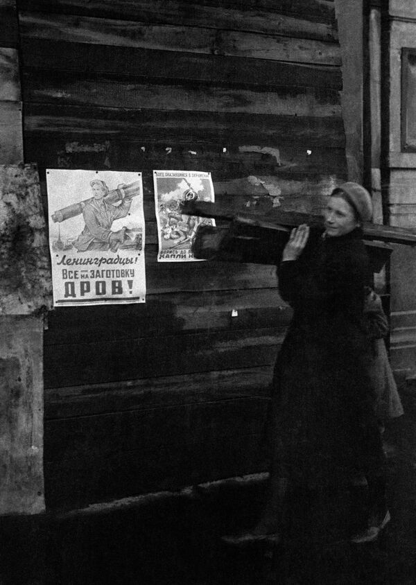 الحرب الوطنية العظمى 1941-1945. حصار لينينغراد، وجمع الحطب في المدينة المحاصرة. - سبوتنيك عربي