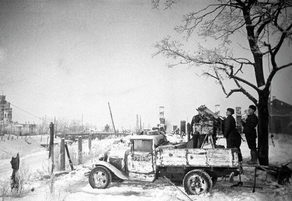 الحرب الوطنية العظمى (1941-1945). معركة لينينغراد. كان تحرير شليسلبورغ في 18 يناير 1943 النتيجة الرئيسية لعملية إسكرا الهجومية السوفيتية، التي نفذتها قوات جبهتي لينينغراد وفولخوف، وكسر حصار لينينغراد. يقوم طاقم مدفع رشاش مضاد للطائرات من طراز M4 (ماكسيم) سوفيتي، من على متن شاحنة غاز-AA، بعملية استطلاع في شليسلبورغ المحررة. على اليسار تظهر كاتدرائية "البشارة" المدمرة. - سبوتنيك عربي