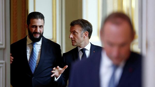 الرئيس الفرنسي، إيمانويل ماكرون، والرئيس السوري للمرحلة الانتقالية، أحمد الشرع، في قصر الإليزيه، باريس، 7 مايو/ آيار 2025 - سبوتنيك عربي