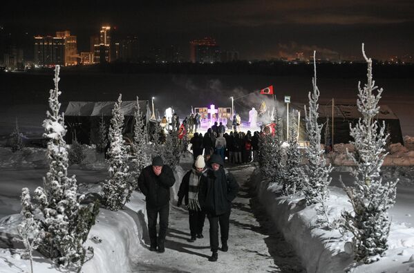 أناس بالقرب من "جرن المعمودية"، حيث يتم الغطس فيه بمناسبة عيد الغطاس، وذلك على نهر "أوب" في مدينة نوفوسيبيرسك الروسية - سبوتنيك عربي