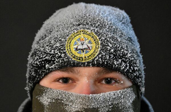 منقذ سباحة أثناء الغطس خلال احتفالات عيد الغطاس التقليدية في كراسنويارسك في روسيا - سبوتنيك عربي