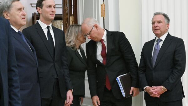 مساعد الرئيس الروسي يوري أوشاكوف، وصهر الرئيس الأمريكي جاريد كوشنر، كيريل دميترييف، رئيس صندوق الاستثمار المباشر الروسي،، وستيفن ويتكوف، المبعوث الخاص لرئيس الولايات المتحدة - سبوتنيك عربي