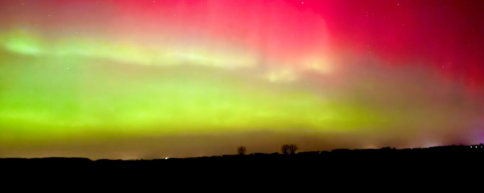 صورة لـ أضواء الشفق القطبي الشمالي بألوانه البارقة متمثلا باللونين الأصفر والأحمر. - سبوتنيك عربي, 1920, 20.01.2026
