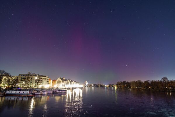 صورة تم التقاطها من أمام بحيرة، يظهر في خلفيتها انخفاض نشاط الشفق القطبي في ألمانيا - سبوتنيك عربي