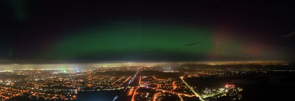 أضواء شفقية، خضراء وحمراء زاهية، مرئية بالعين المجردة، وذلك في مدينة دويسبورغ، ألمانيا - سبوتنيك عربي