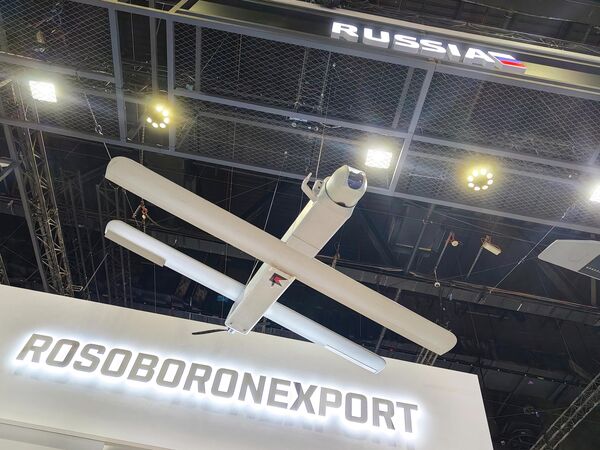 تعرض طائرة "كوب-2-2إي" الروسية الانتحارية من دون طيار من إنتاج شركة "كلاشينكوف" في جناح روس أوبورون إكسبورت، في معرض "يوميكس 2026" الدولي للأنظمة غير المأهولة في أبو ظبي. - سبوتنيك عربي