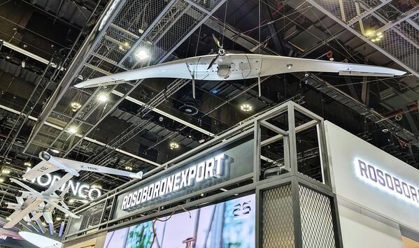 تعرض طائرة الاستطلاع الروسية "سكات-350 إم" في  جناح شركة روس أوبورون إكسبورت، في معرض "يوميكس 2026"  الدولي للأنظمة غير المأهولة في أبو ظبي. - سبوتنيك عربي