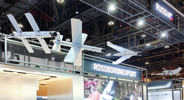 الطائرات المسيرة الروسية من شركة "زالا"، وهي "إزديلي 52 أي" و"إزديلي 51أي" وطائرة الاستطلاع "زد-16 إي" (من اليسار إلى اليمين)، معروضة في جناح شركة "روس أوبورون إكسبورت"، في معرض "يوميكس 2026"  الدولي للأنظمة غير المأهولة في أبو ظبي. - سبوتنيك عربي