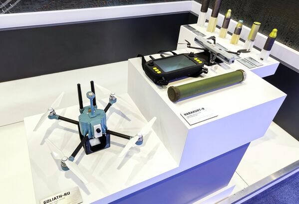 يتم عرض أنظمة الطائرات من دون طيار الروسية "جالوت رو" و"كاراكورت آر" (من اليسار إلى اليمين) من شركة "كلاشينكوف" في جناح "روس أوبورون إكسبورت"، في معرض "يوميكس 2026"  الدولي للأنظمة غير المأهولة في أبو ظبي. - سبوتنيك عربي