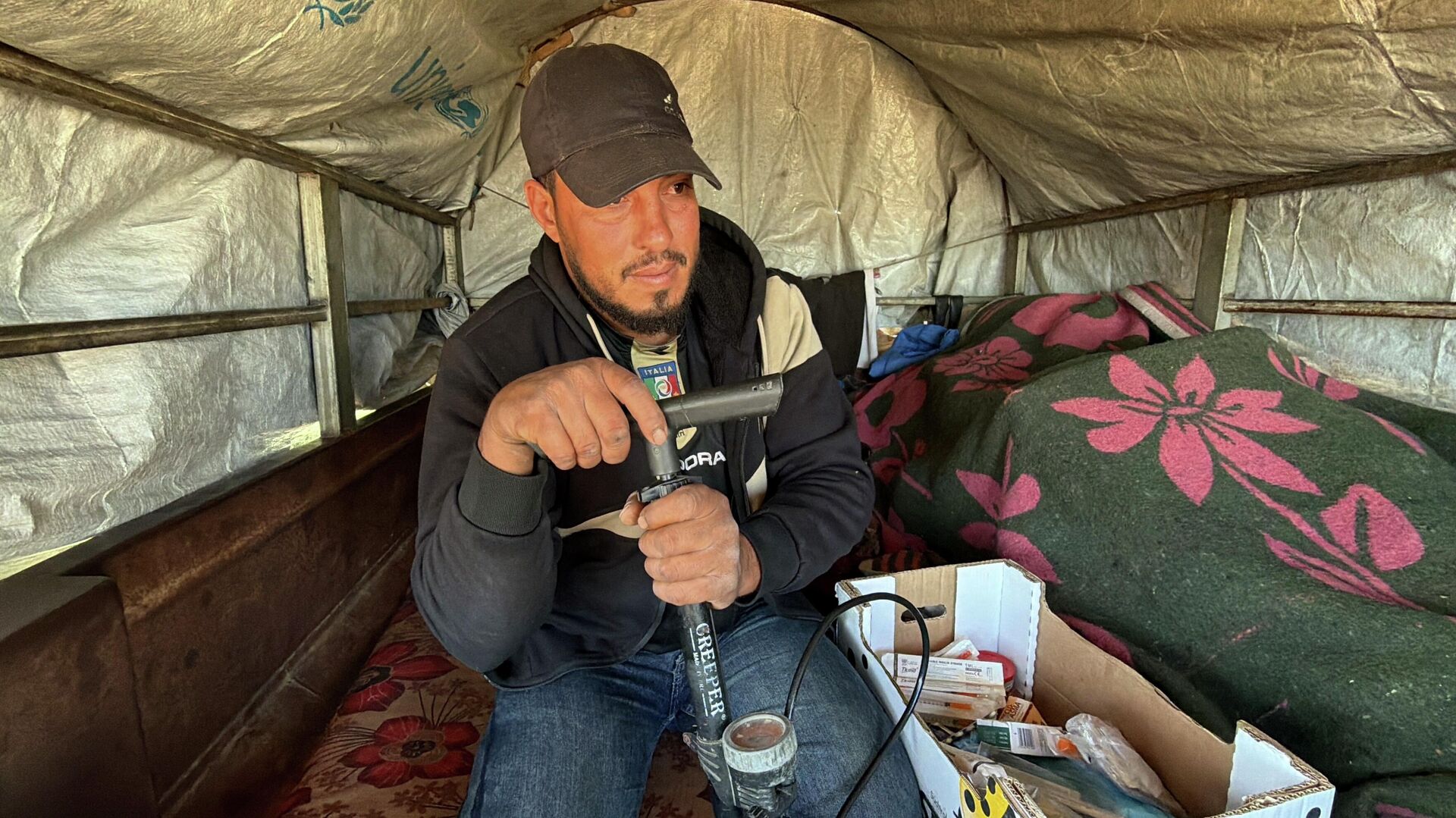 فلسطيني يصنع جهاز تنفس من منفاخ سيارات لإنقاذ حياة والدته     - سبوتنيك عربي, 1920, 21.01.2026