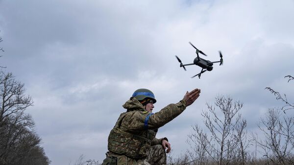 جندي أوكراني يطلق طائرة مسيرة أوكرانية  - سبوتنيك عربي