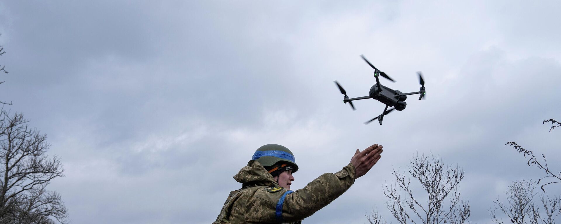 جندي أوكراني يطلق طائرة مسيرة أوكرانية  - سبوتنيك عربي, 1920, 21.01.2026