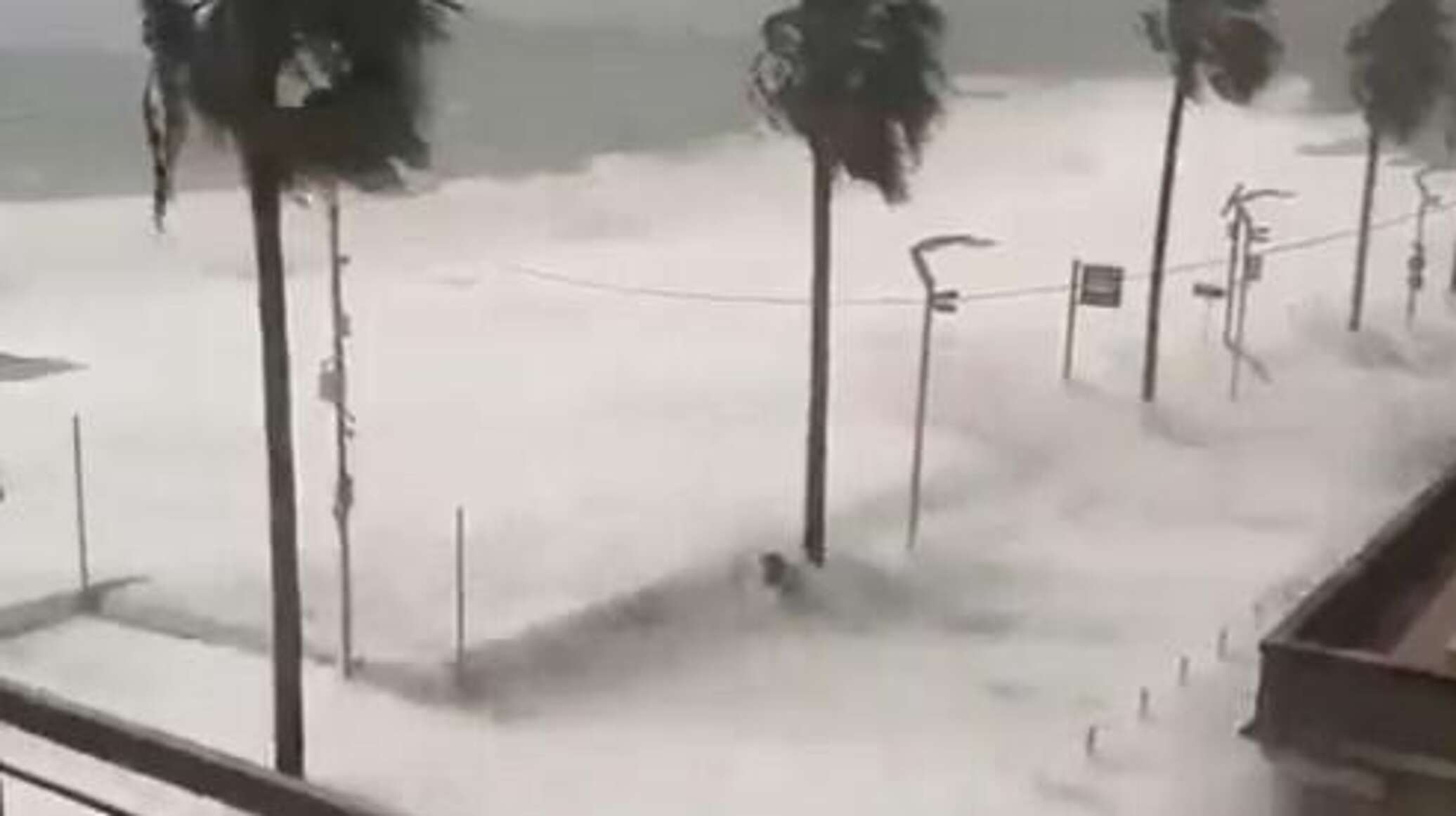 أمواج عاتية تضرب السواحل الإيطالية وتغمر الشوارع... فيديو