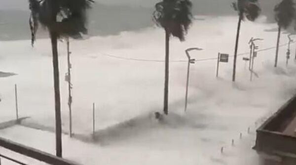 أمواج عاتية تضرب السواحل الإيطالية وتغمر الشوارع - سبوتنيك عربي