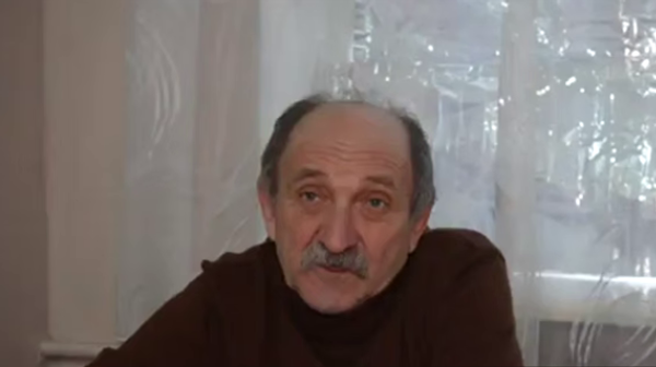 لاجئ كراسنوأرميسك يروي تفاصيل كيف تقوم القوات الأوكرانية بنشر مدافع هاوترز ضمن ساحات المنازل الخاصة - سبوتنيك عربي