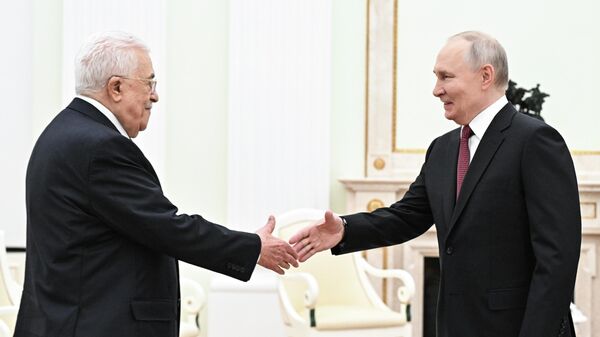 الرئيس الروسي فلاديمير بوتين والرئيس الفلسطيني محمود عباس يجريان محادثات في الكرملين  - سبوتنيك عربي