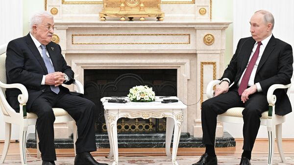 الرئيس الروسي فلاديمير بوتين والرئيس الفلسطيني محمود عباس يجريان محادثات في الكرملين  - سبوتنيك عربي