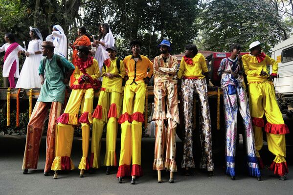 رجال على ركائز خشبية ينتظرون عرضاً مع أساقفة وكهنة ومعلمين وطلاب وغيرهم خلال مسيرة سلام نظمها المجلس المسيحي البنغالي في كولكاتا، الهند، الثلاثاء 20 يناير 2026 - سبوتنيك عربي