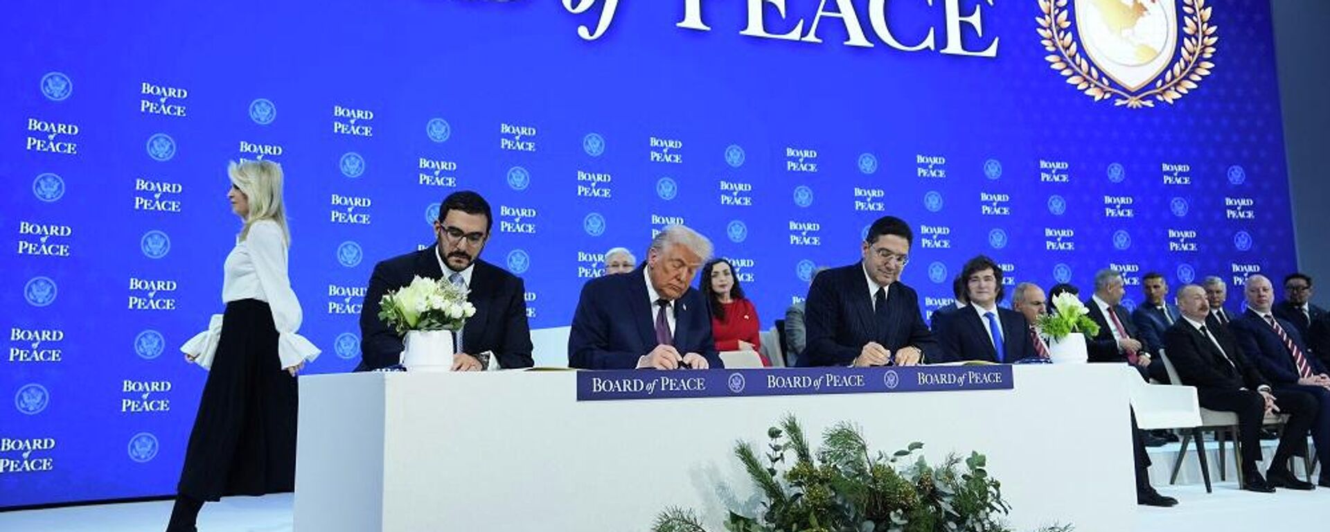 الرئيس الأمريكي، دونالد ترامب، يوقع على ميثاق مجلس السلام في غزة، خلال الاجتماع السنوي للمنتدى الاقتصادي العالمي في دافوس، سويسرا، 22 يناير/ كانون الثاني 2026 - سبوتنيك عربي, 1920, 22.01.2026